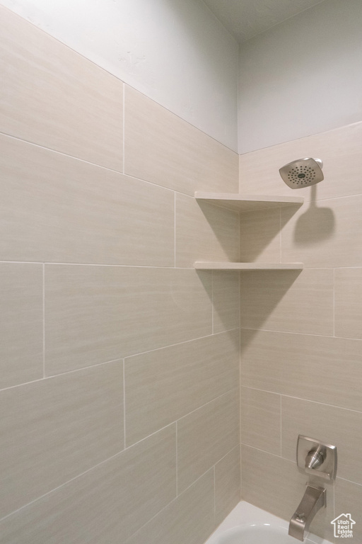 Bathroom featuring tiled shower / bath combo