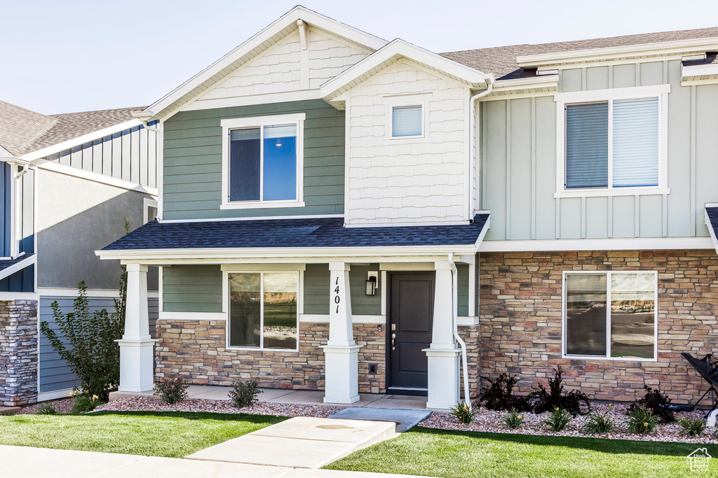 Craftsman inspired home with a front yard and a porch