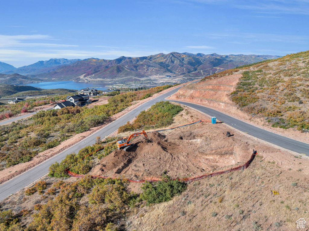 Bird\'s eye view with a mountain view