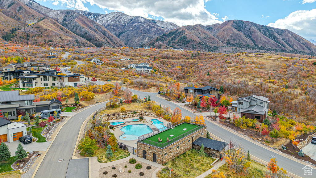 Aerial view with a mountain view