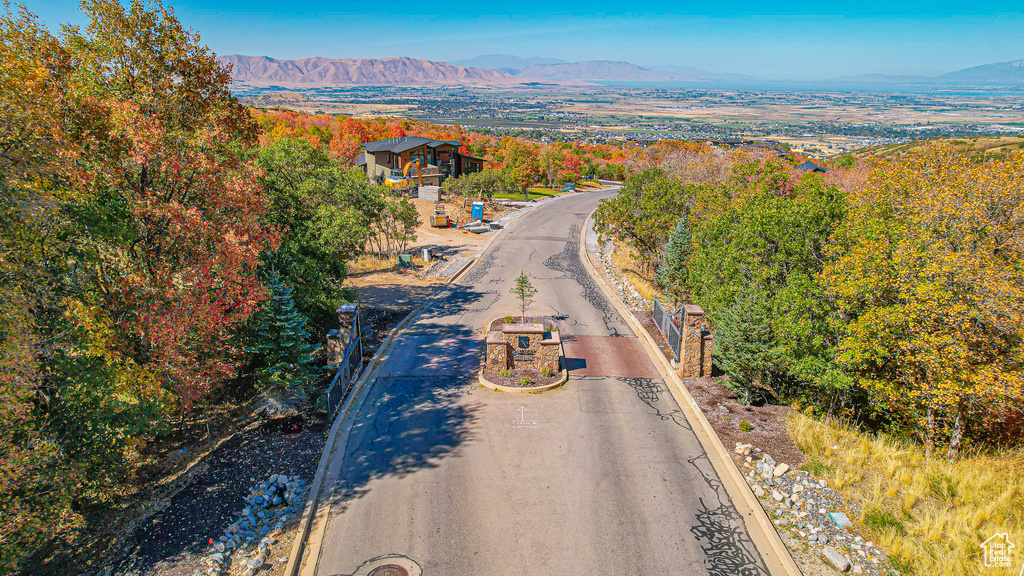 Bird\\\\\\\\\\\\\\\'s eye view featuring a mountain view