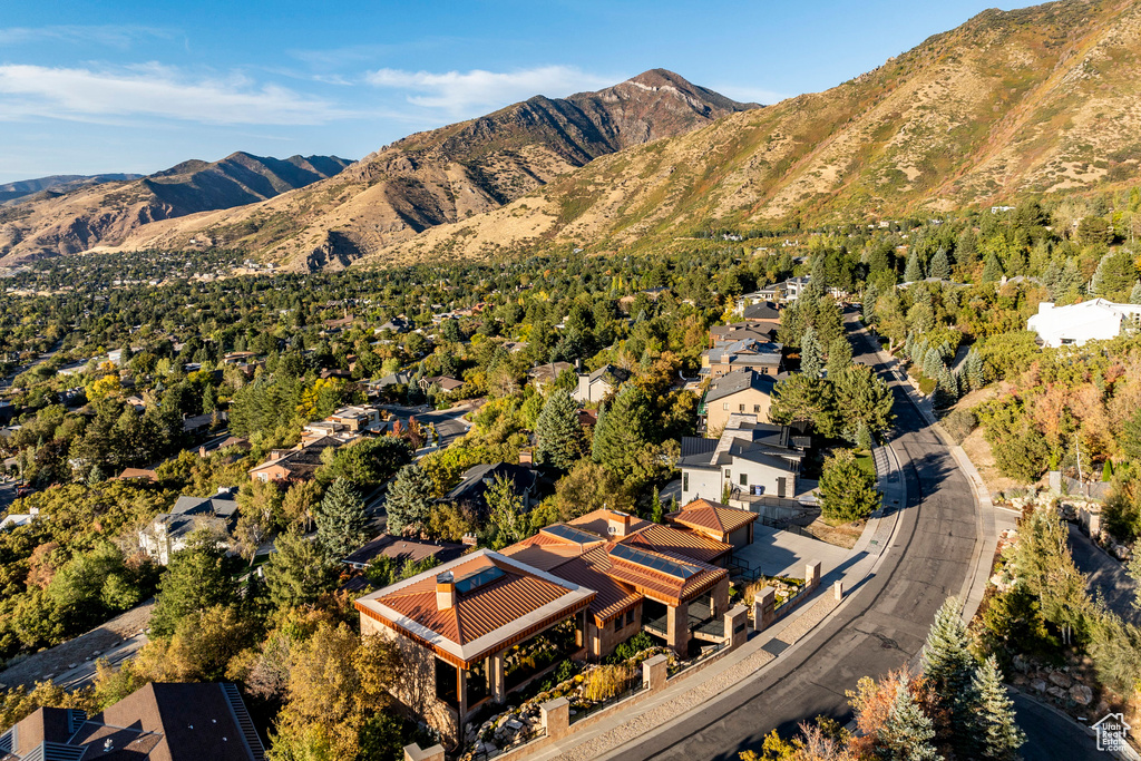 Birds eye view of property featuring a mountain view