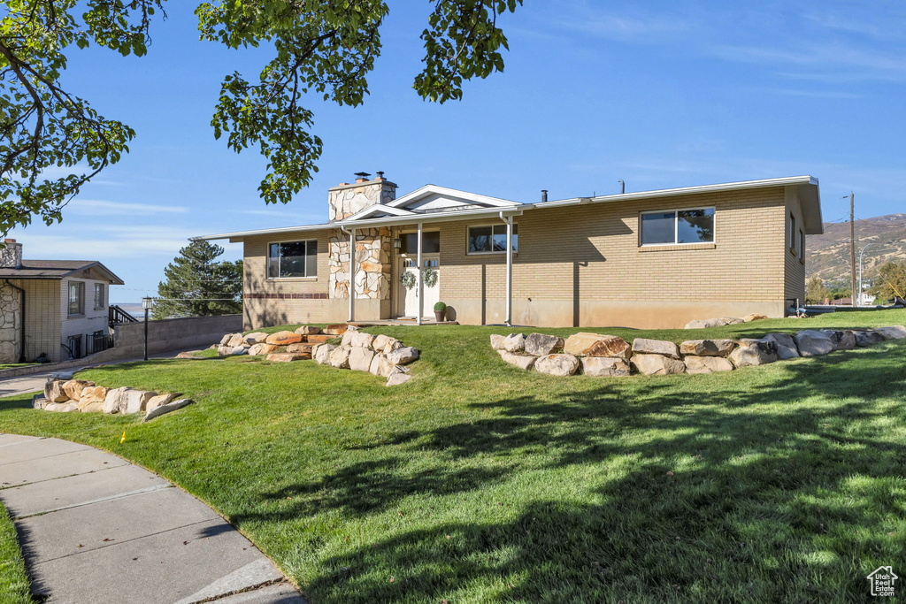 View of front of home featuring a front yard