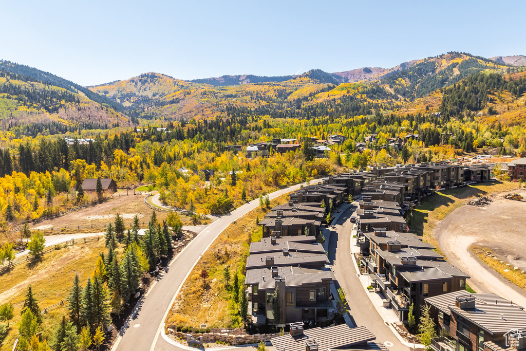 Birds eye view of property featuring a mountain view