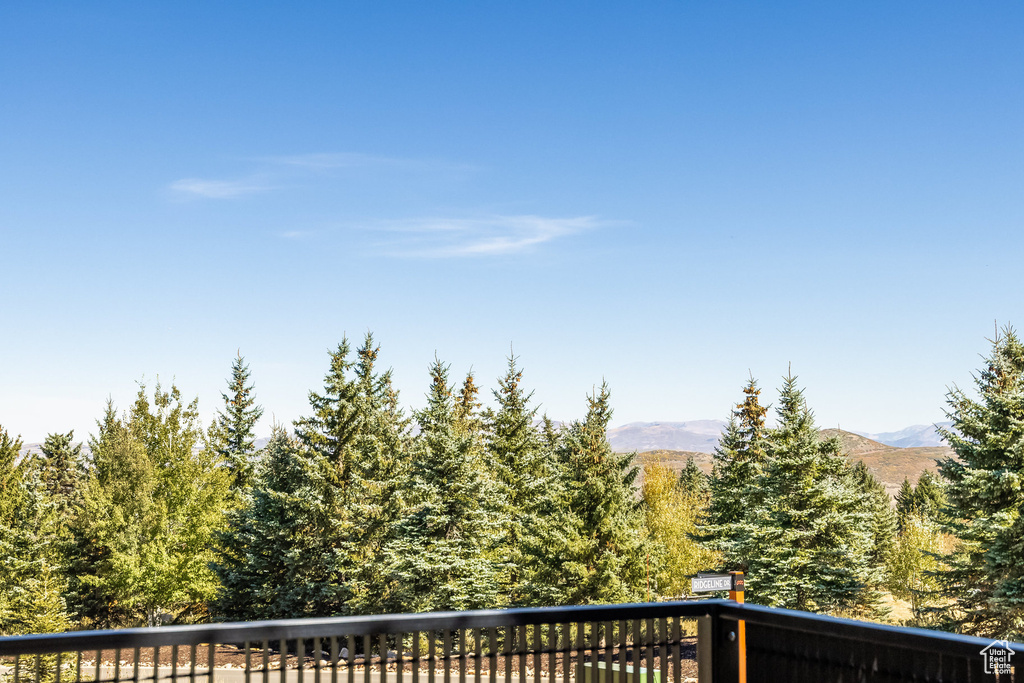 Balcony featuring a mountain view