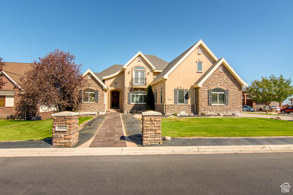 View of front of property featuring a front lawn