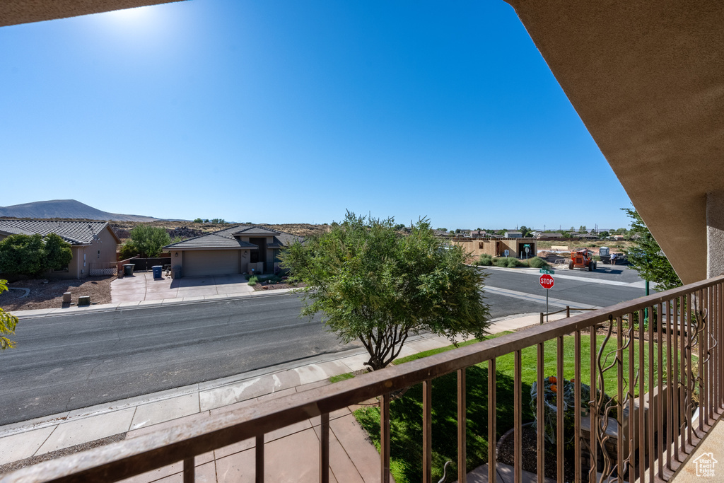 Balcony featuring a mountain view