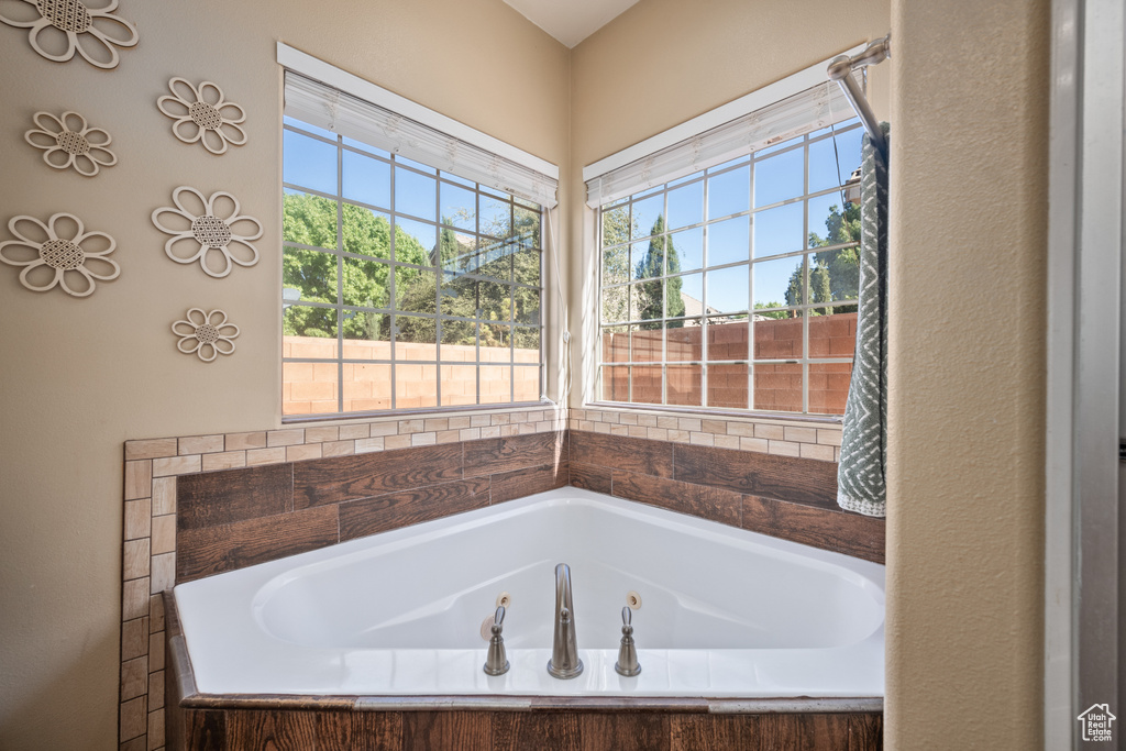 Bathroom with a bathing tub