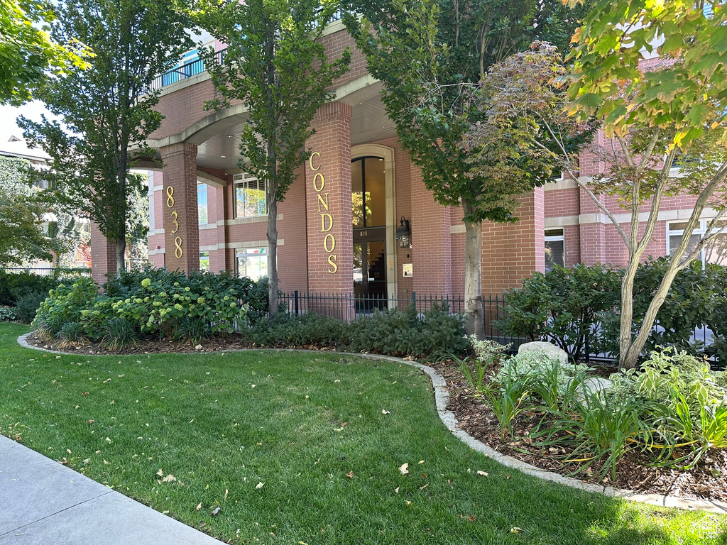 View of front facade with a front yard