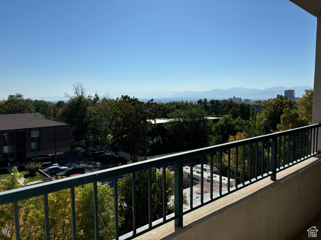 Balcony featuring a mountain view