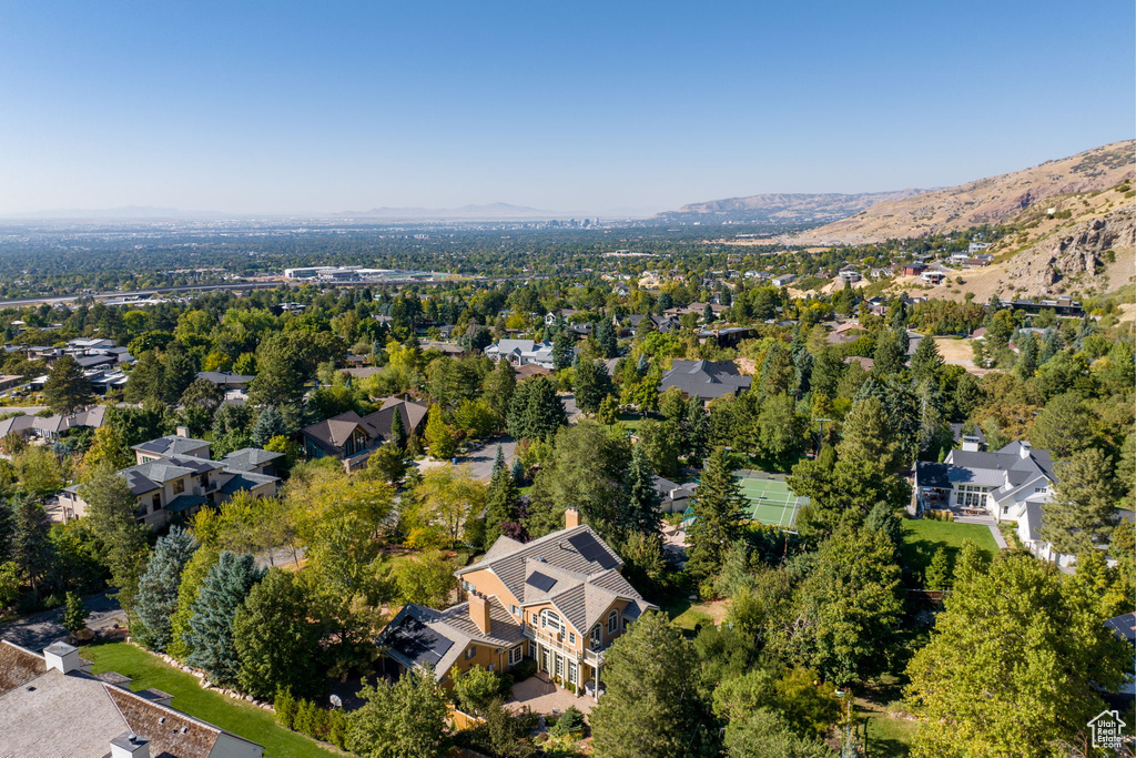 Bird\'s eye view with a mountain view