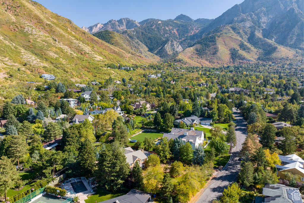 Birds eye view of property featuring a mountain view