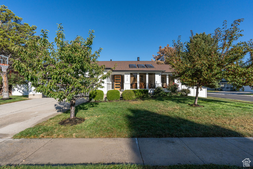 View of front facade featuring a front yard