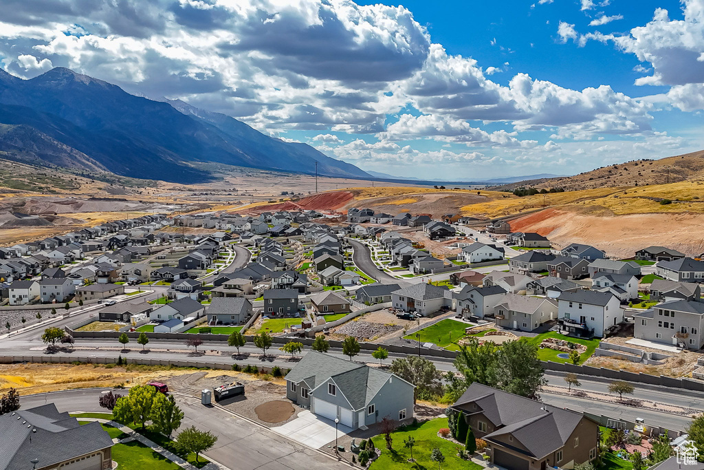 Aerial view with a mountain view