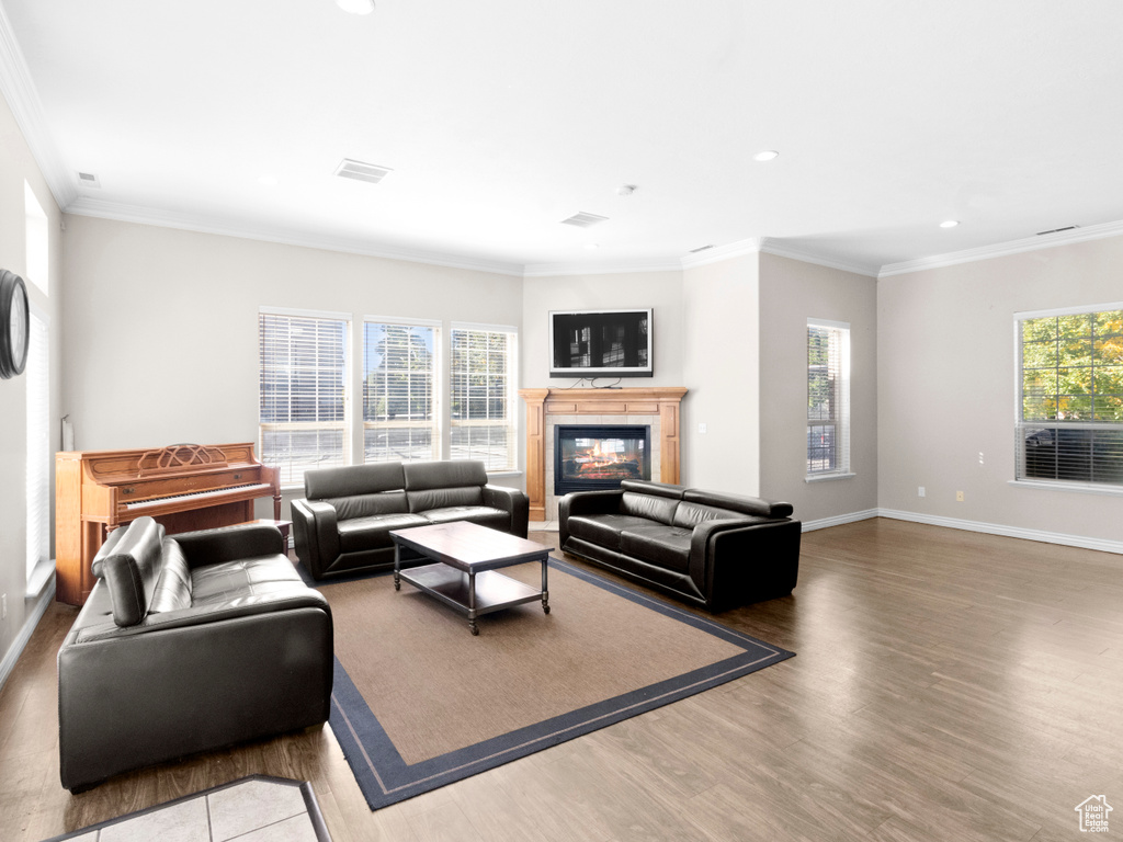 Living room with crown molding and hardwood / wood-style floors