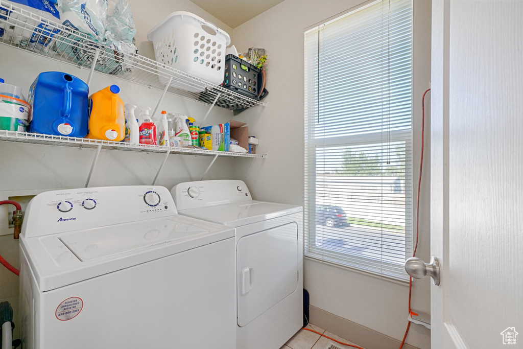 Washroom featuring light tile patterned flooring and independent washer and dryer