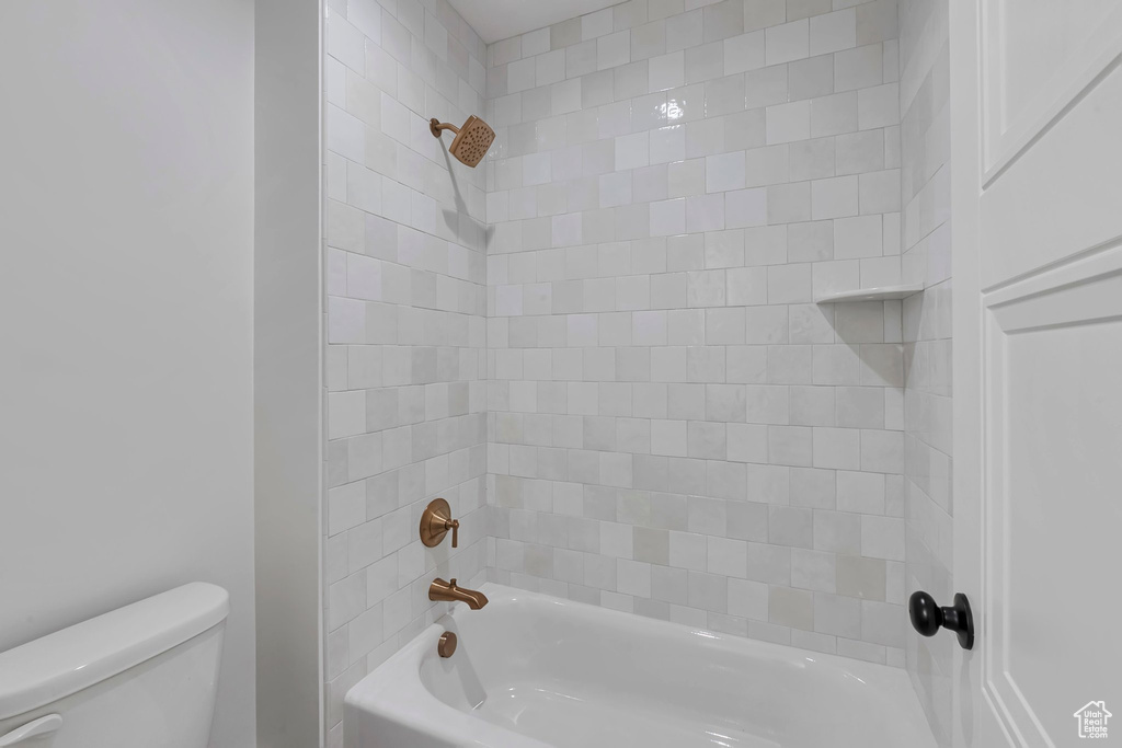 Bathroom featuring toilet and tiled shower / bath