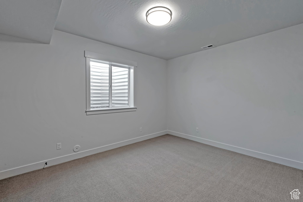 Empty room with light carpet