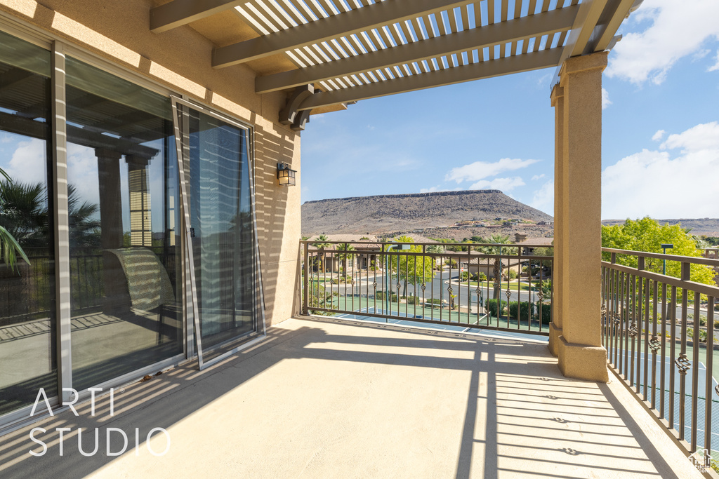 Balcony featuring a mountain view