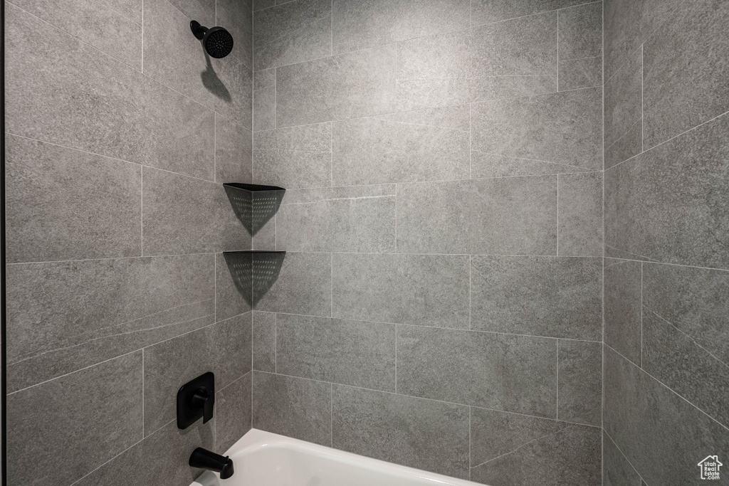 Bathroom with tiled shower / bath combo