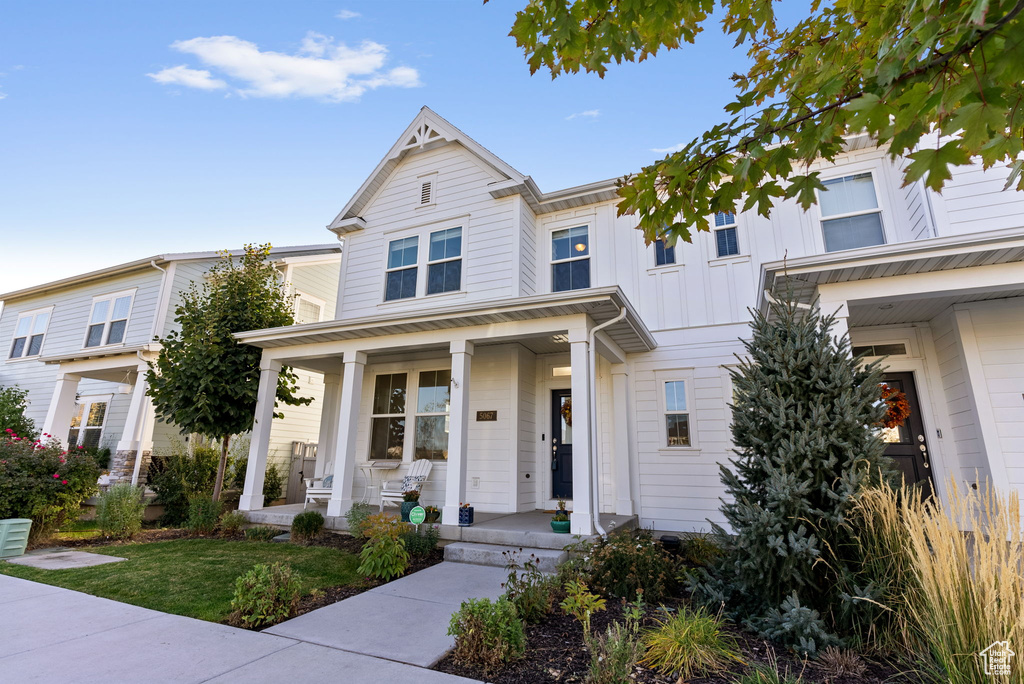 View of front of house featuring a porch