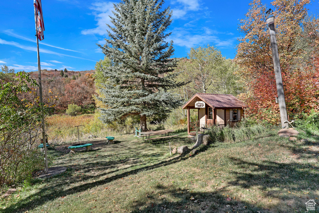 View of yard with an outbuilding