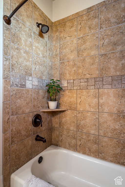 Bathroom with tiled shower / bath combo