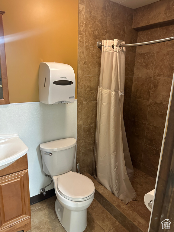 Bathroom with vanity, toilet, and a shower with shower curtain