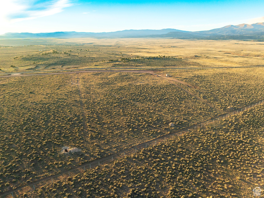 Bird\'s eye view with a mountain view