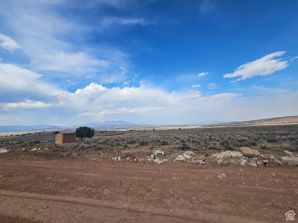 View of yard featuring a mountain view