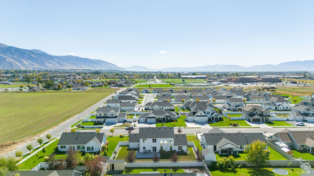 Aerial view with a mountain view