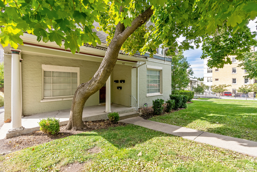 View of front of home featuring a front yard