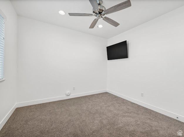 Unfurnished room with carpet and ceiling fan