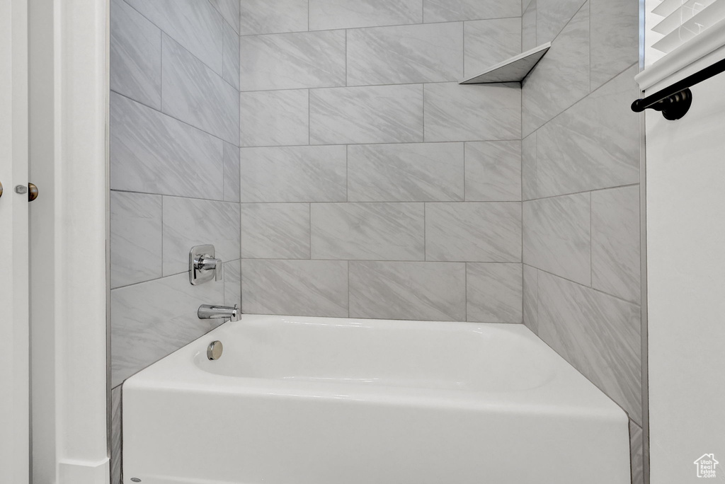 Bathroom with tiled shower / bath combo