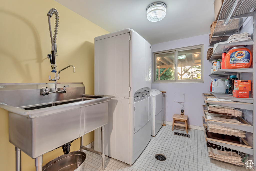 Washroom with washer / clothes dryer