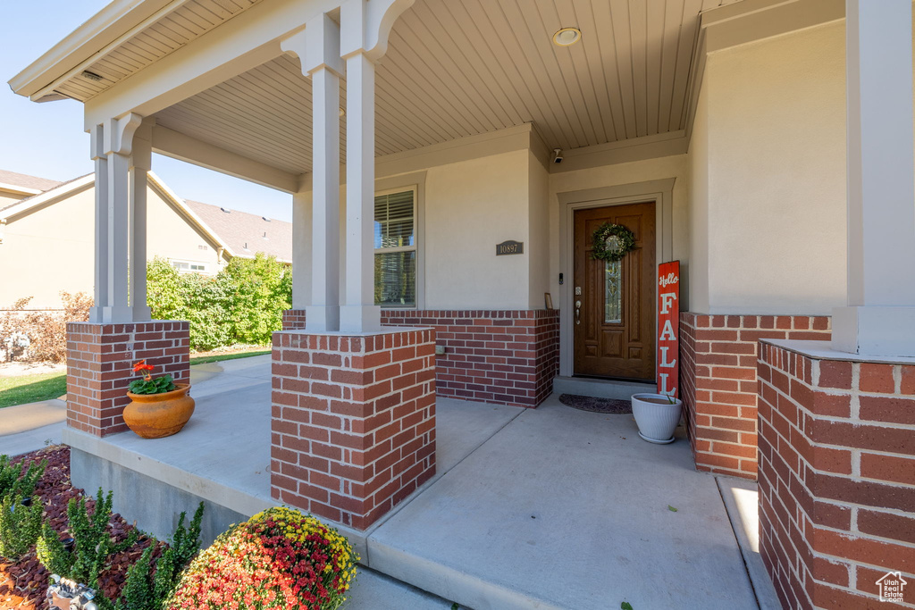 Entrance to property featuring a porch