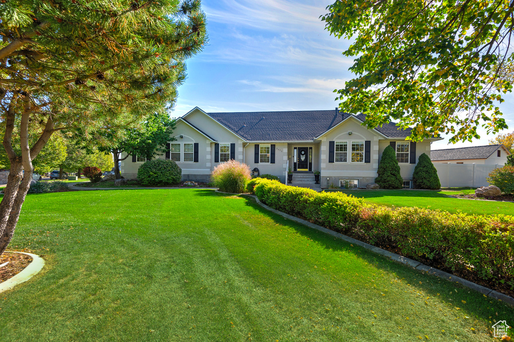 Ranch-style house with a front yard