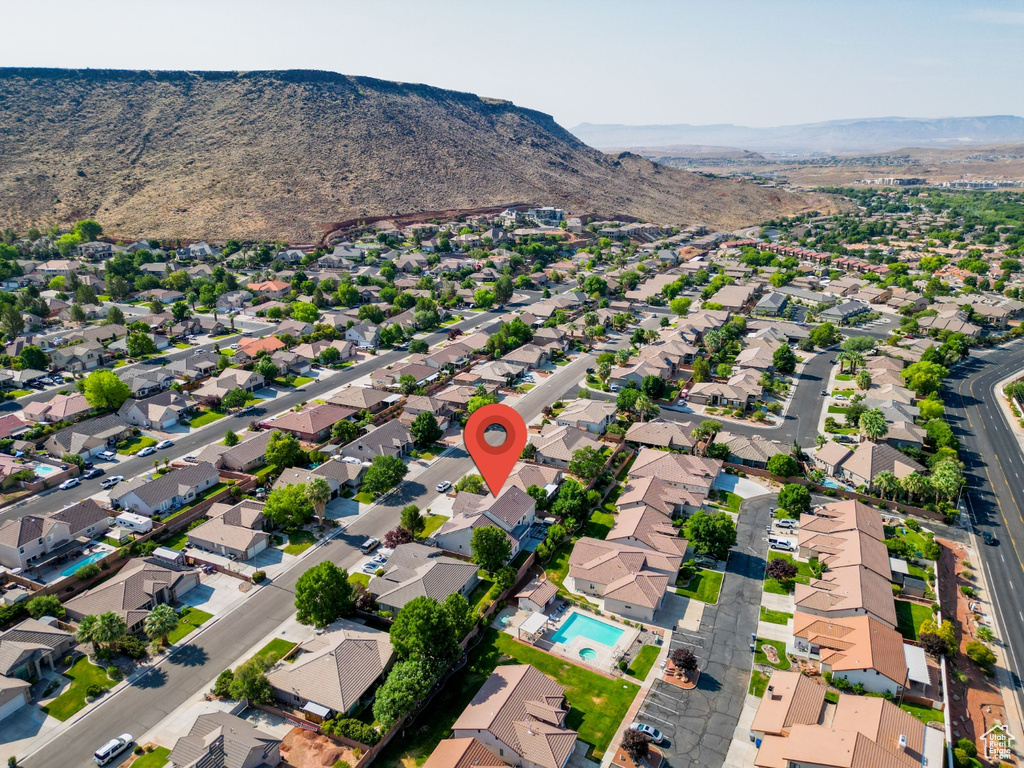 Aerial view with a mountain view