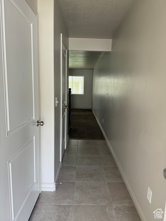 Corridor with a textured ceiling