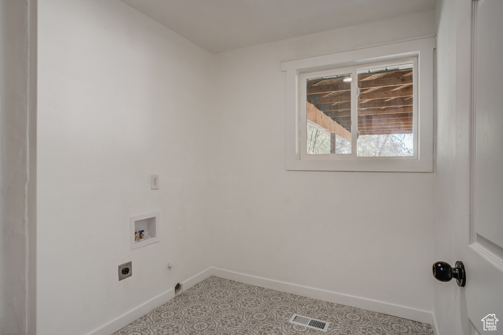 Clothes washing area with washer hookup, gas dryer hookup, and electric dryer hookup