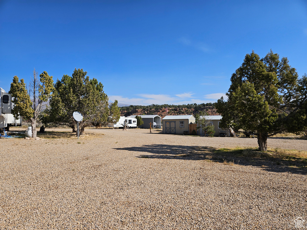 View of yard featuring a storage shed