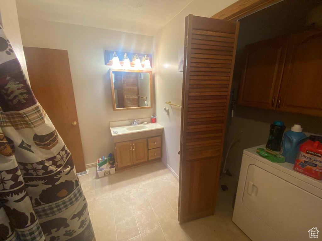 Bathroom with washer / clothes dryer and vanity