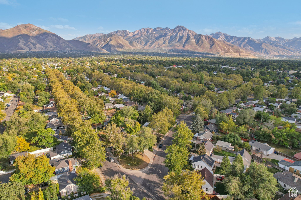 Bird\'s eye view with a mountain view