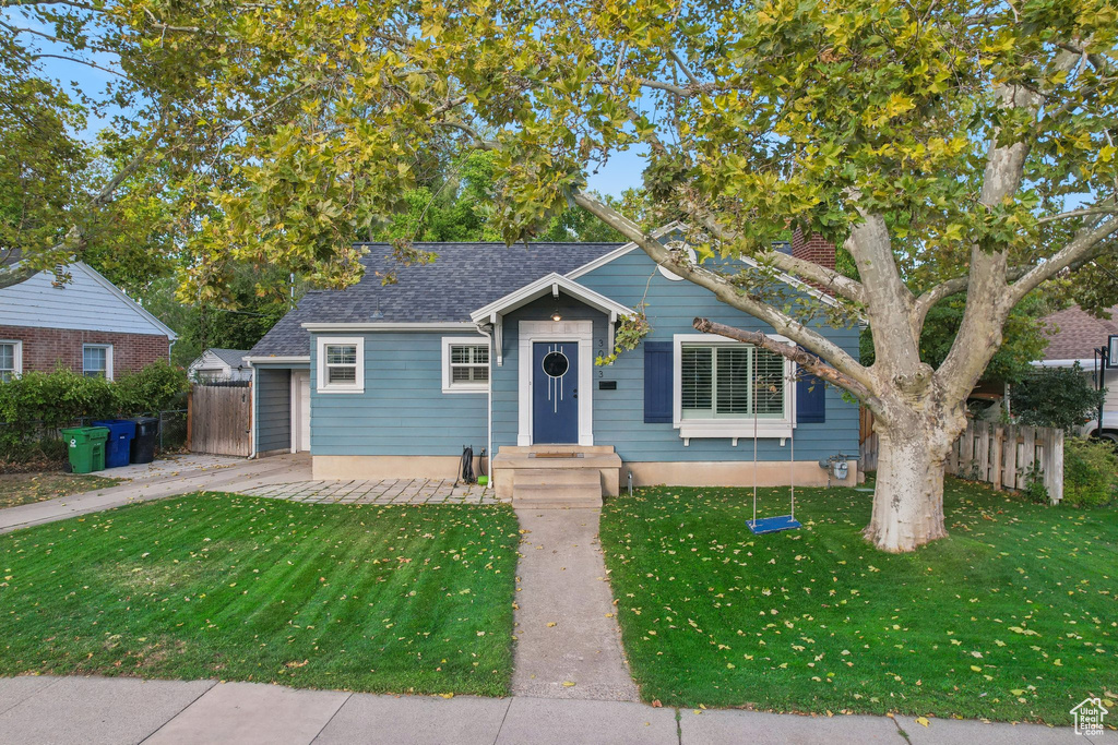 Bungalow with a front yard