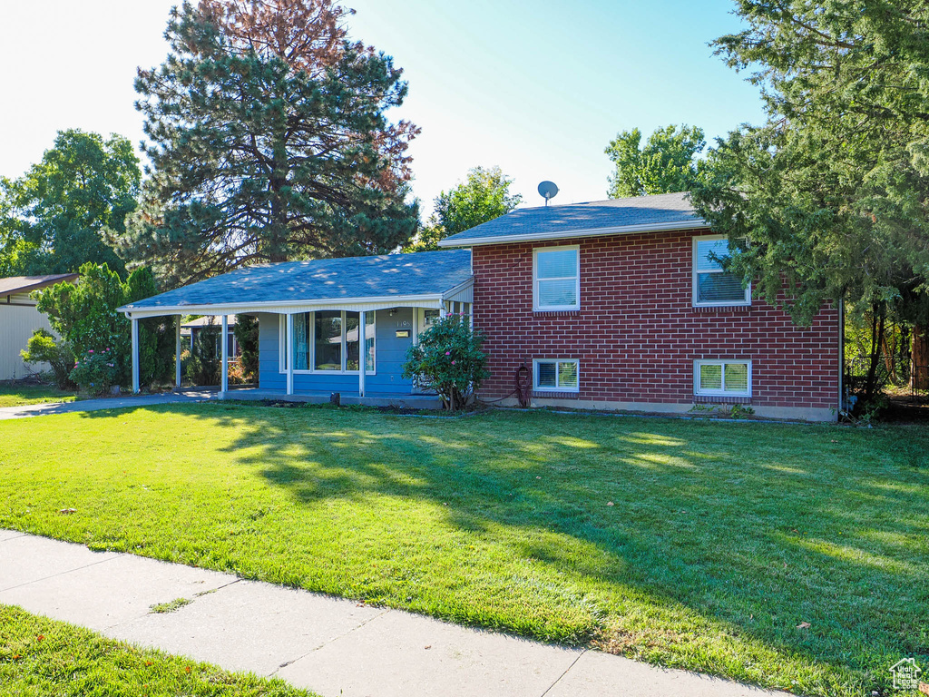 View of front facade featuring a front lawn