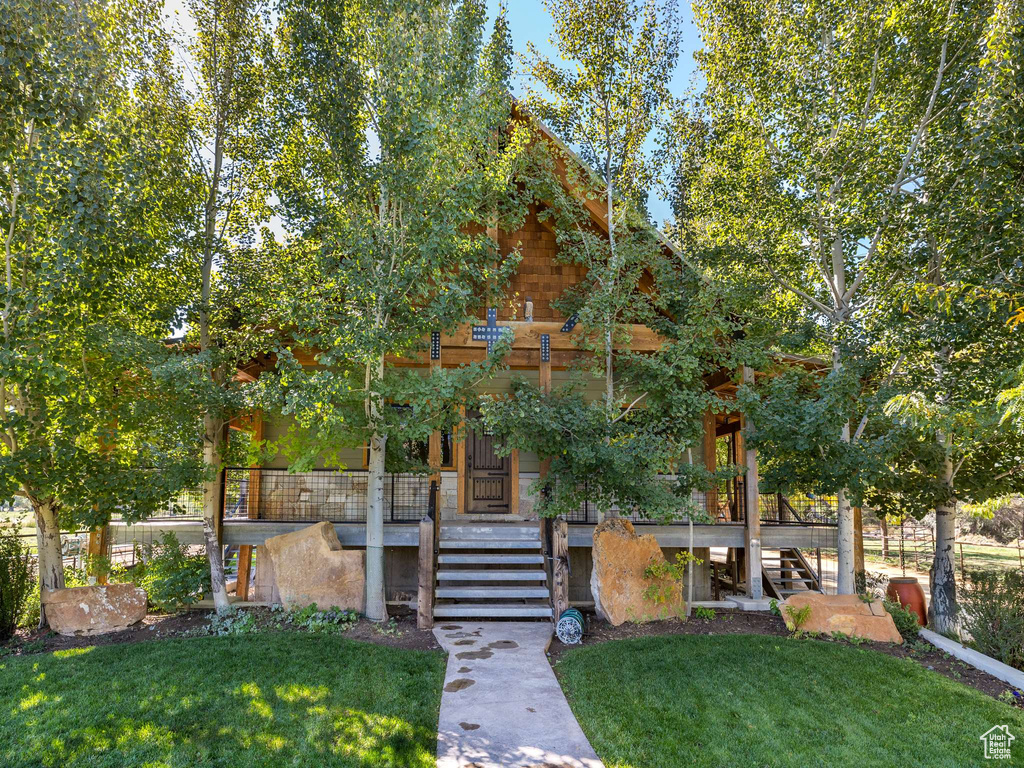 View of front of house with a front lawn