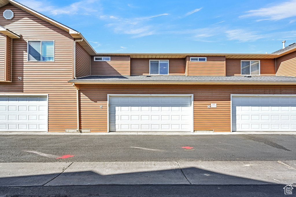 View of front of house featuring a garage