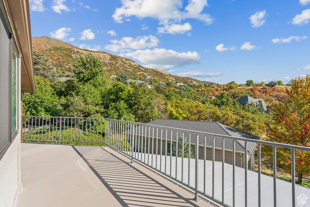 Balcony featuring a mountain view