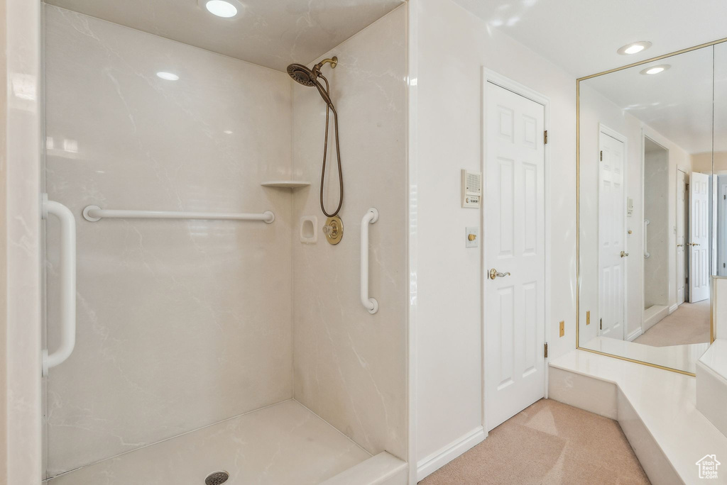 Bathroom featuring a tile shower