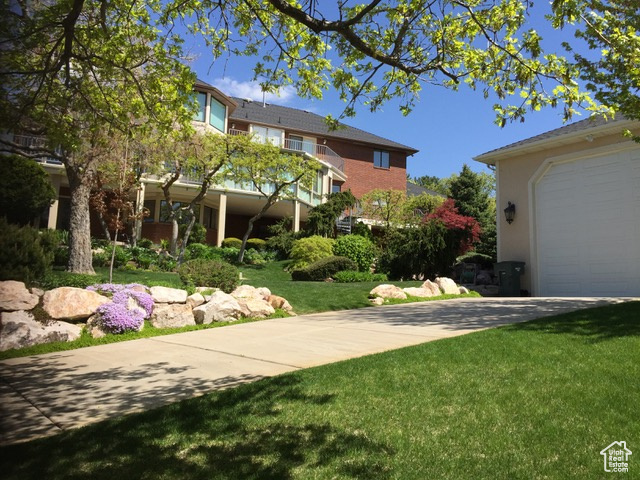 View of yard featuring a garage